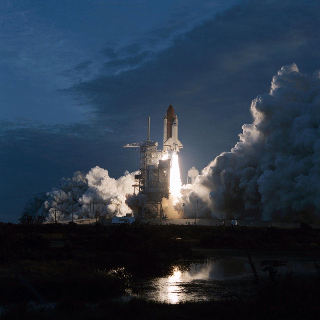 Tipos de cohetes: los boosters de combustible sólido del transbordador espacial durante el despegue