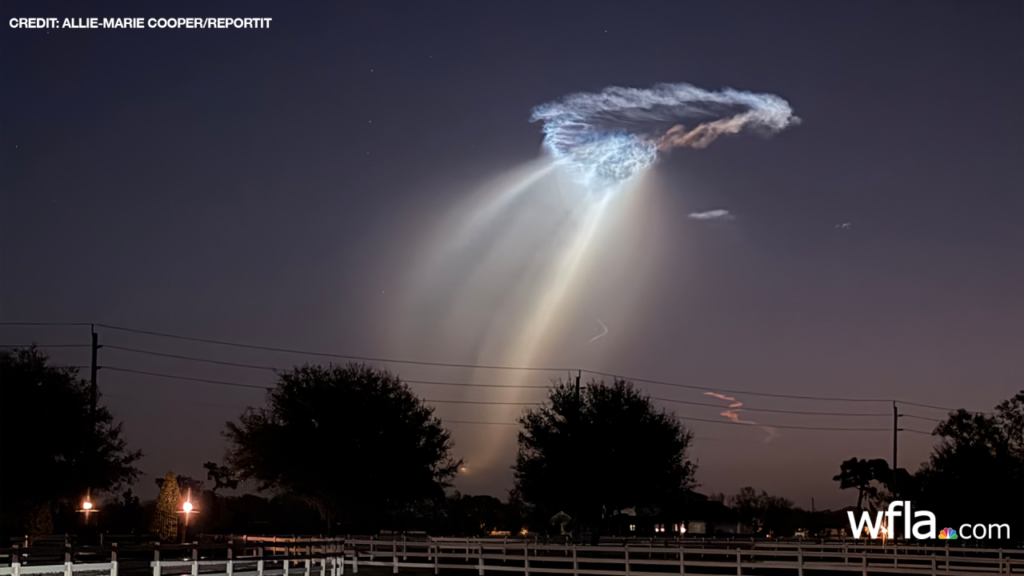 La nube que se creó en el lanzamiento de SpaceX esta madrugada en Florida.
