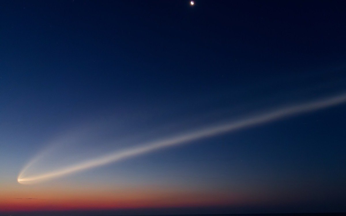 Nube de medusa: la estela de un Falcon 9 iluminada al amanecer sobre el mar